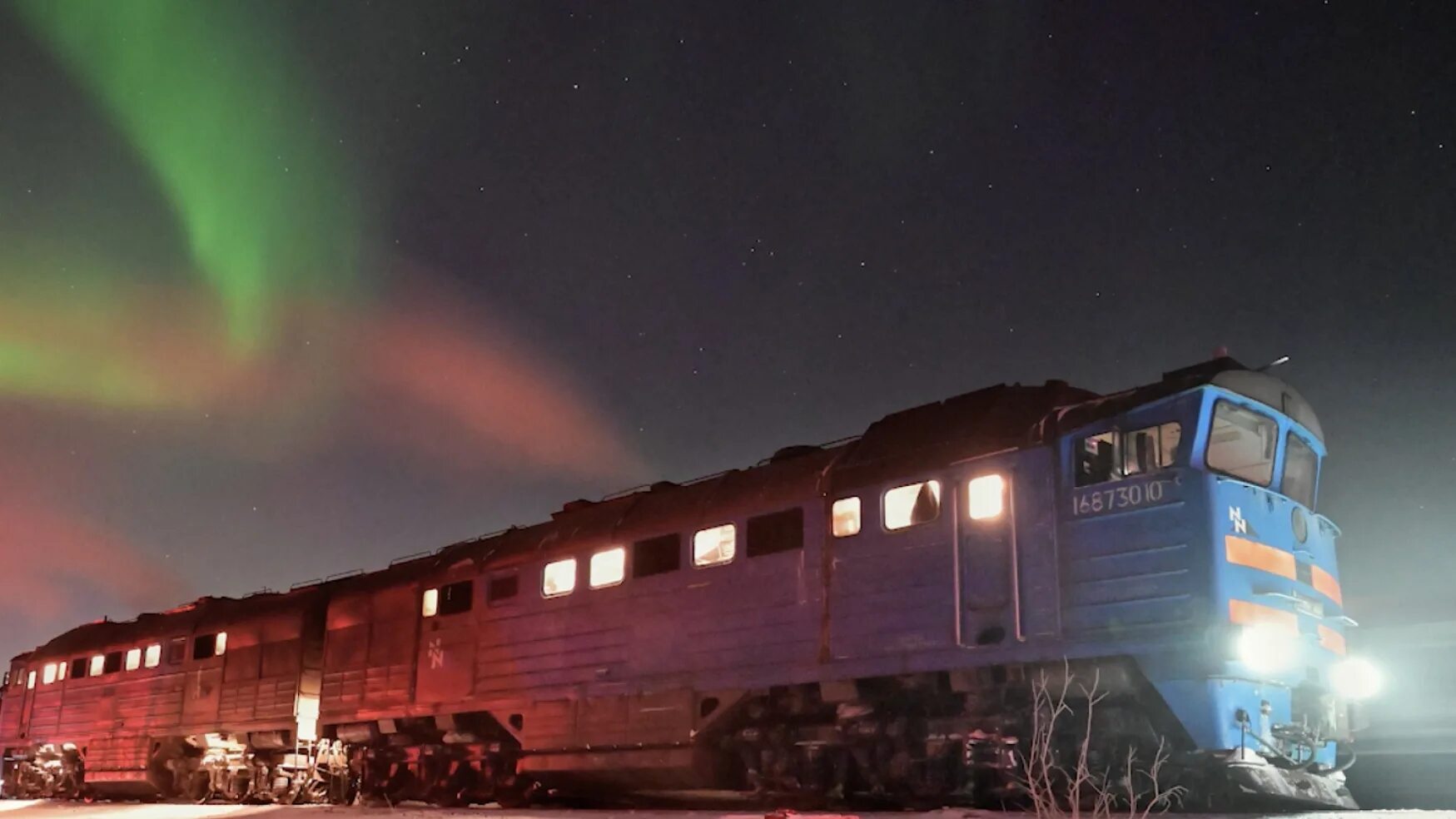 Север сопки зима. Поезд зимой. К северному сиянию ржд. Северное сияние в мурманске. Кировск хибины зима.