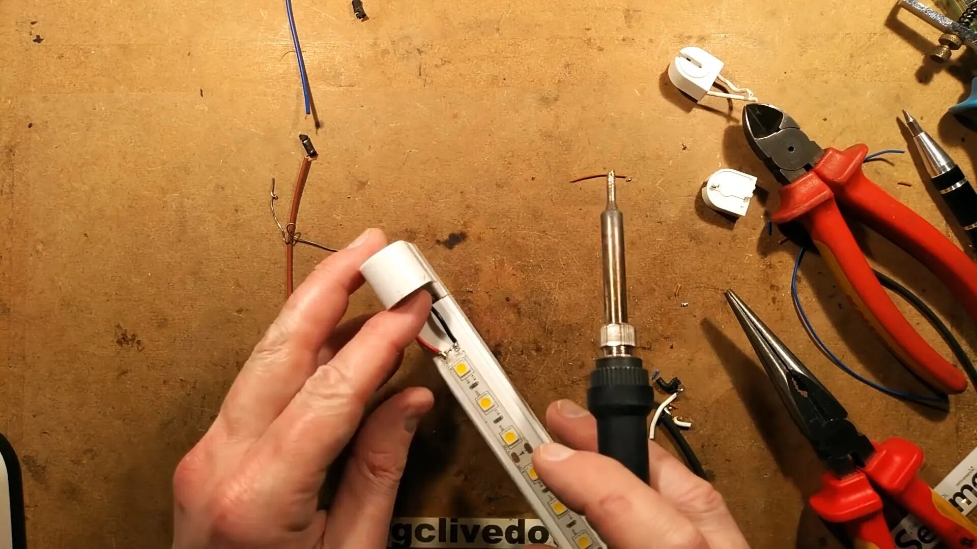 Можно ли переделать фен на 12 вольт. Лампочка светодиодная 12 вольт 12 диодов. Светодиодная лампа 12 вольт e2. Реставрация корпуса светильника. Переделка светодиодной лампы 220в на 12в.