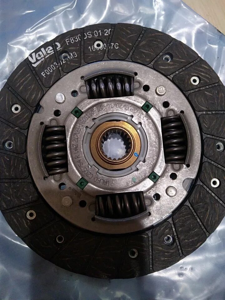 Диск сцепления сеаз 11116 артикул. Стук сцепление. Двухмассовый маховик вольво s60 2. Сцепление сеаз 11116 ока. Сжатие диск сцепления для разбора.