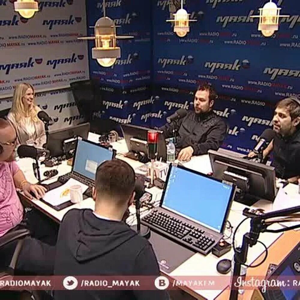 Маяк подкасты стиллавин и его друзья слушать. Маяк подкасты стиллавин и его друзья слушать. Ведущие маяка стиллавин и его друзья. Влад и сергей стиллавин. Утреннее шоу сергея стиллавина.