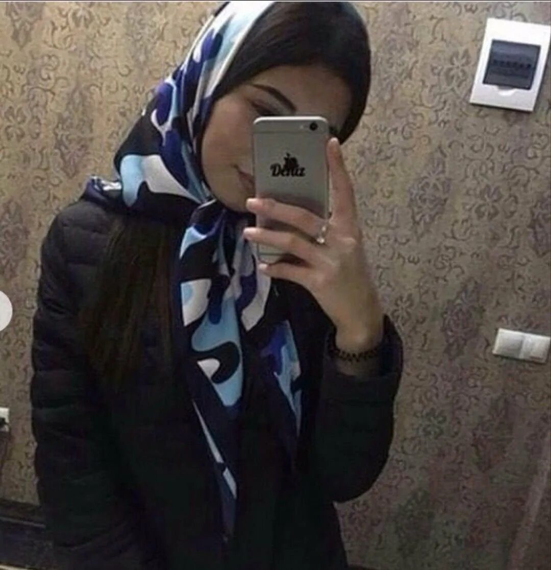 Дагестанки телеграмм. Дагестанские девушки в хиджабе. девушка в хиджабе с айфоном. дагестанки селфи. девушка в хиджабе в зеркале.