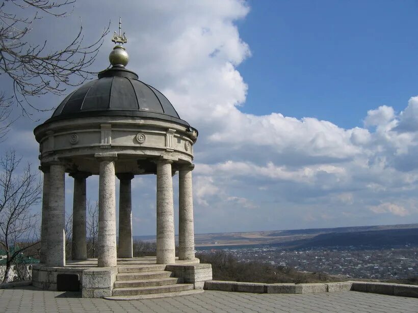 8 марта ессентуки. Ессентуки в марте. Ессентуки городской парк птицы на фотографии. Пятигорск китайская беседка и бештау. Ессентуки природа в марте.