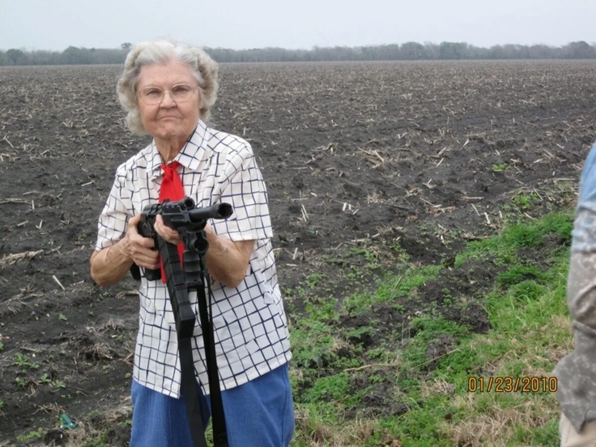 Бабка с ружьем. Бабка с винтовкой. Бабка гренни с пистолетом. Бабка гренни с пистолетом. Злая бабушка с пистолетом.