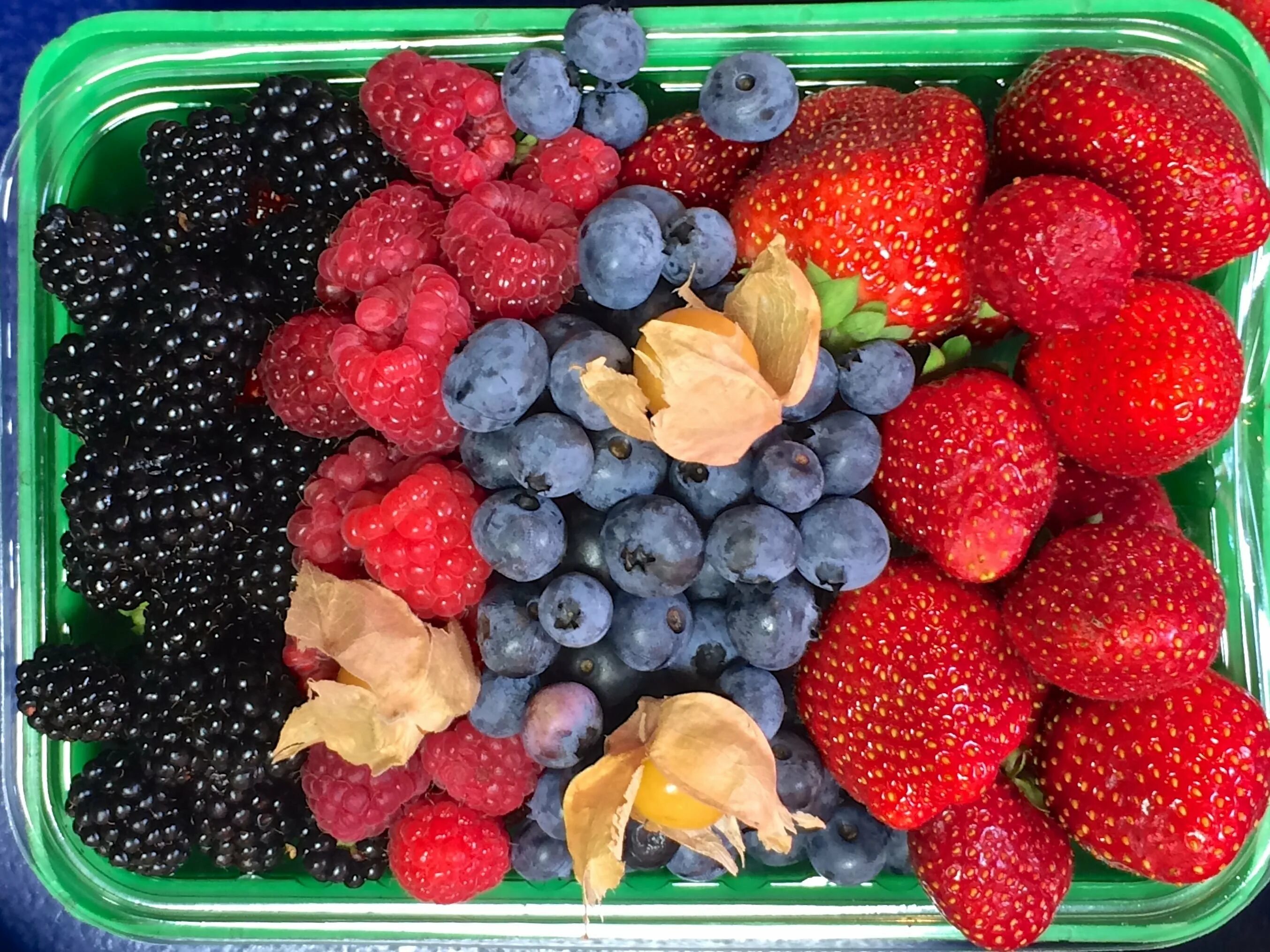 Свежемороженные ягоды. Замороженные фрукты. Заморозка ягод. Замороженные овощи и ягоды. Замороженные фрукты какие