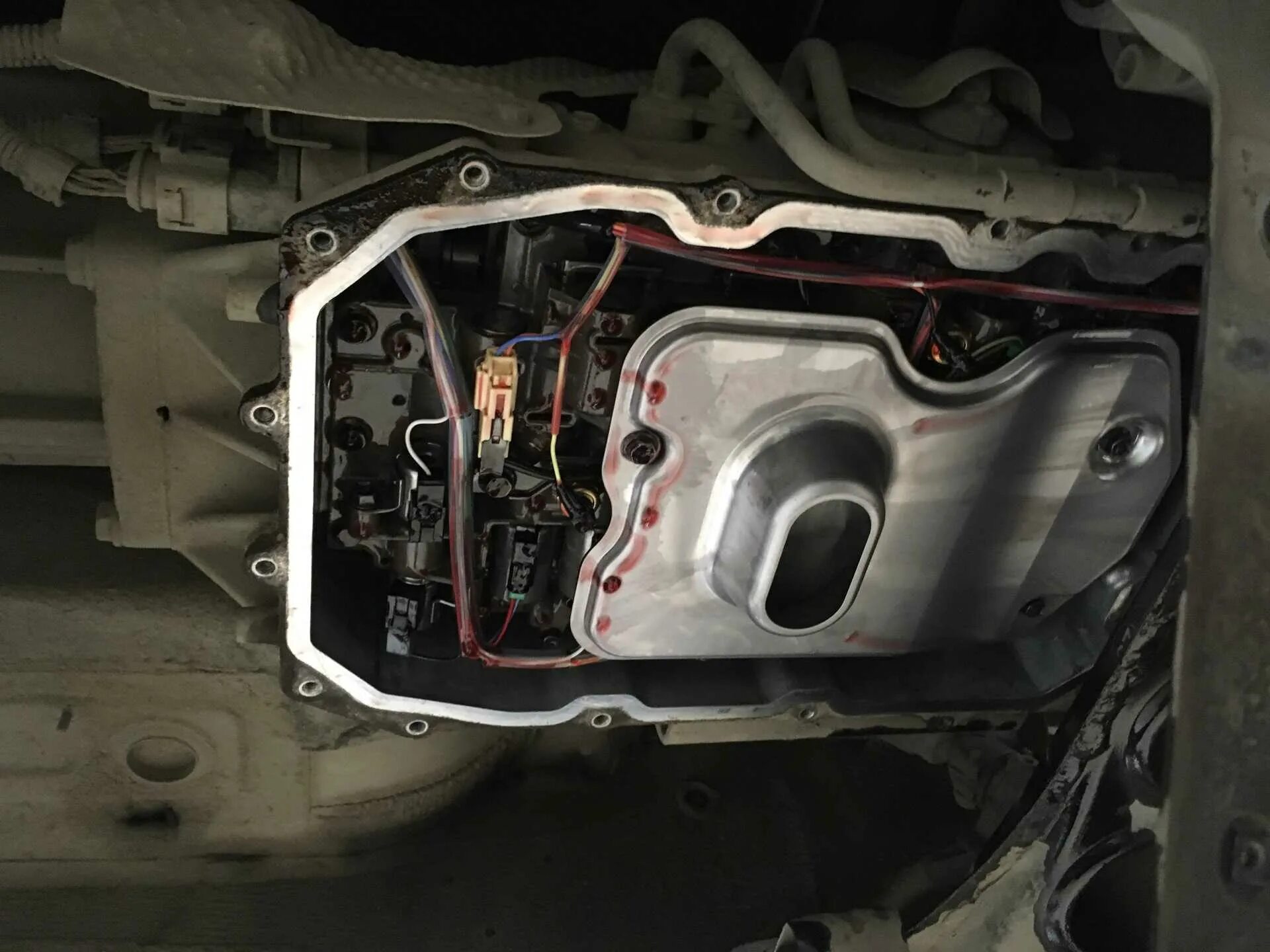 Где стоит фильтр кпп. Масляный фильтр акпп пежо 308. Фильтр акпп а340е. Фильтр коробки фольксваген гольф 2009. Где стоит фильтр кпп.