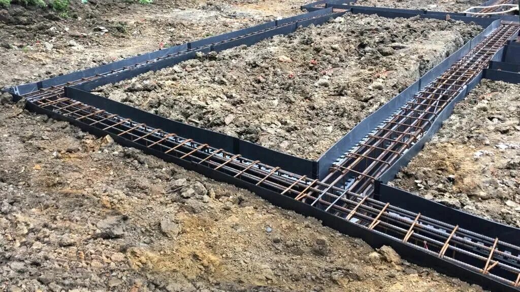 Приспособление для изгиба арматуры для фундамента. Армирование фундаментной плиты 250 мм. Армирование фундамента 300 мм. Арматура под заливку. Плита перекрытия опалубка монолит.