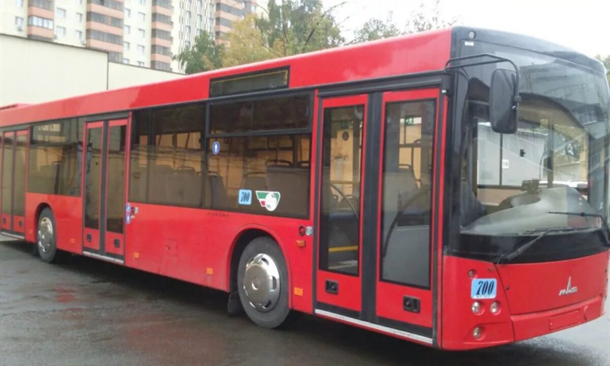 В казани автобусы ездят. Автобус МАЗ красный. Красный автобус Россия. Автобус Казань. Красный автобус Казань.