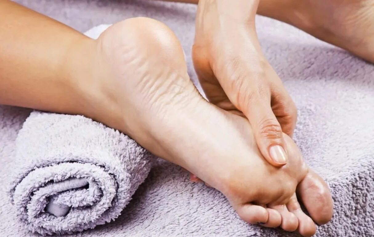 Здоровая стопа. Пяточная стопа массаж. Пяточная стопа массаж. Пяточная стопа массаж. Массаж стоп.