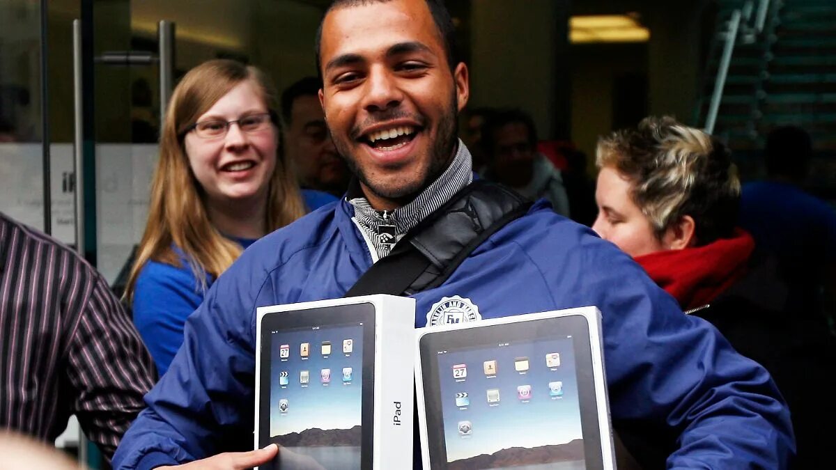 Витрина с айфонами. Человек со смартфоном. Много айфонов. Человек с айфоном. Склад айфонов.