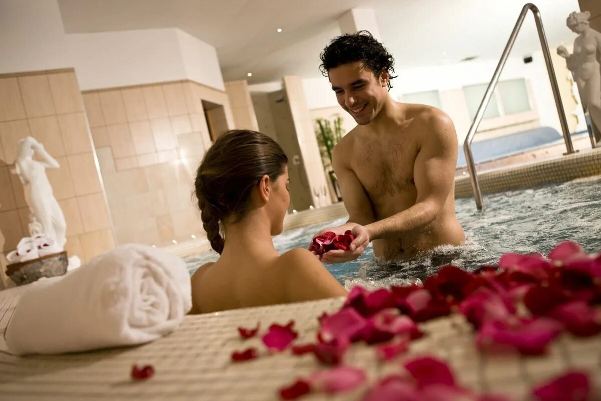 Моет мужа. Романтическая баня для двоих. Удовольствие в ванной. Романтичный Тип в ванной. Ванна для мужчины романтика.