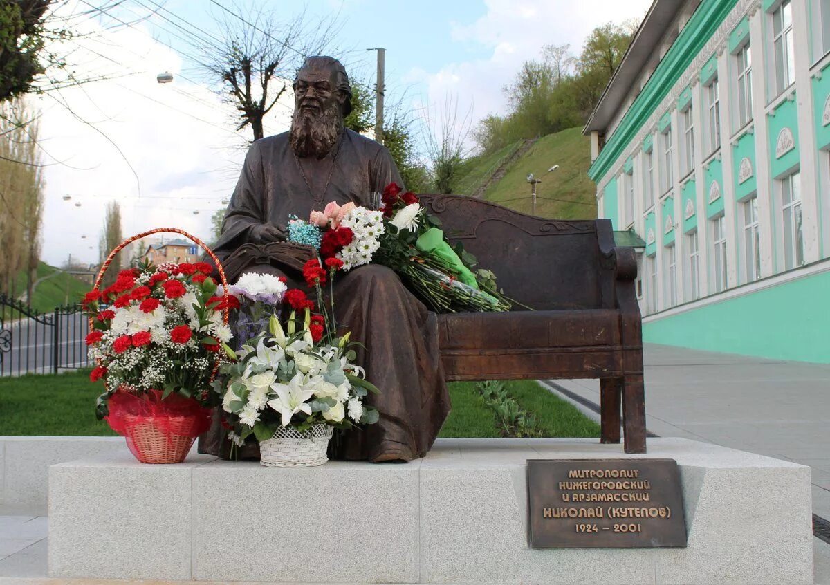 Какой памятник создал митрополит. Памятник митрополиту Николаю Кутепову в Нижнем Новгороде. Памятник Николаю Кутепову.