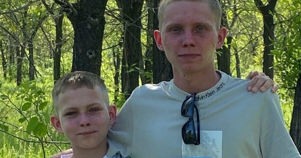 Саша брат димы. Мальчик с братиком. Младший брат димы. Младший брат димы. Младший брат димы.