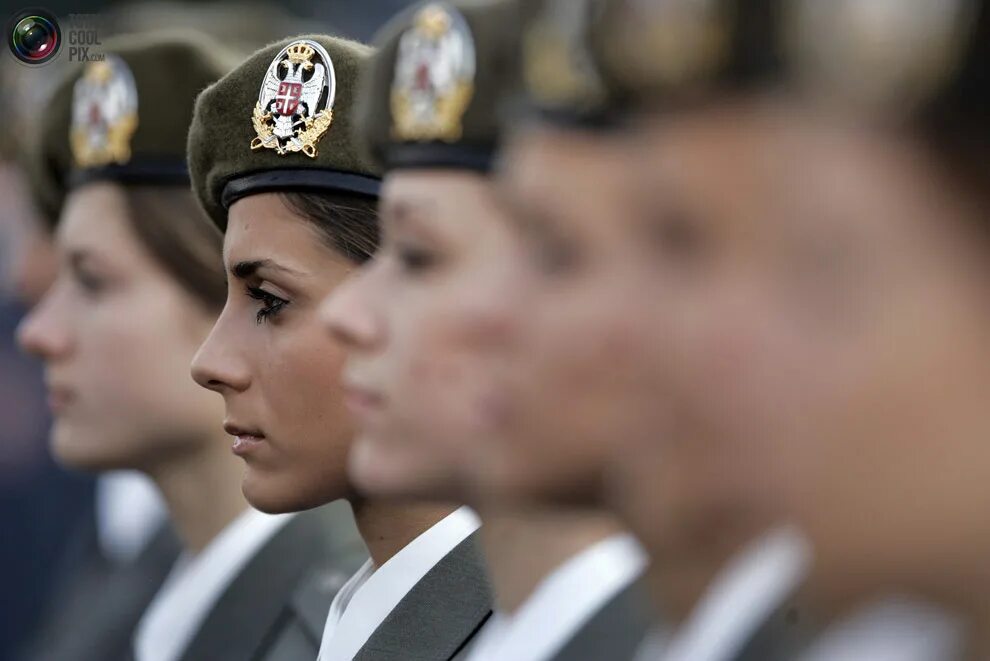 Сколько женщин служит. Женщины в сербской армии. Сербские девушки в армии. Девушки военные. Женщины в военной форме.