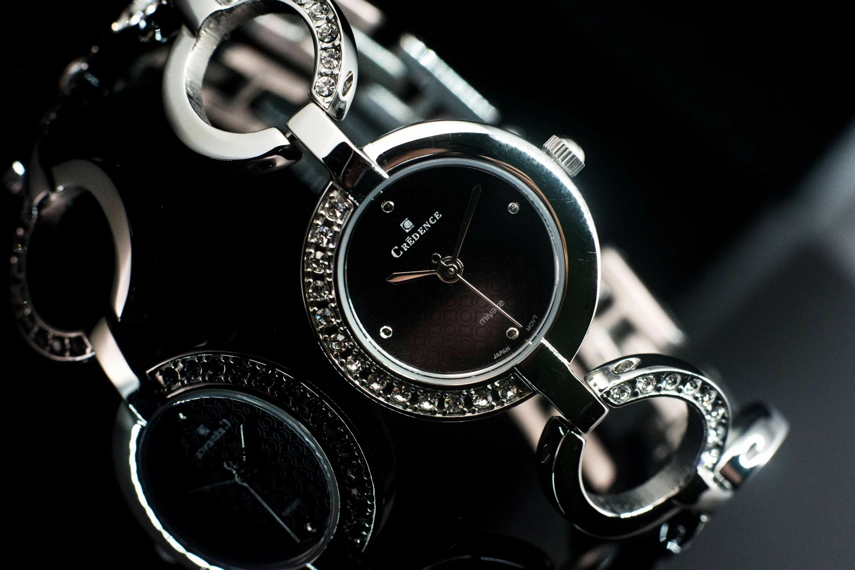 Обои часы из белого золота. Часы Marc Jacobs женские круглые со стразами серебро. Clock Wallpaper. Mirch and Mark watches.