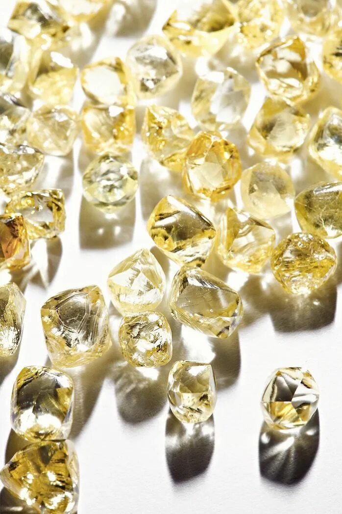 Алмаз будет золото. Жёлтый диамонд бриллианты. Желталмаз минерал. Желтый Алмаз драгоценный камень. Бриллиантом "золотой гигант".