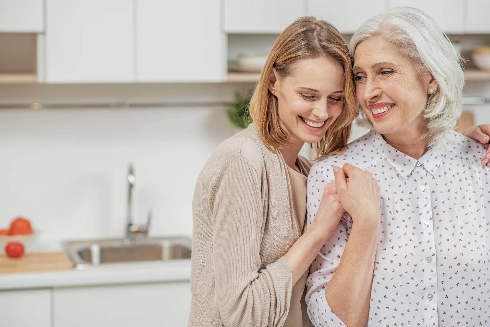 Mother and daughter family. Мама и дочка. Мама и взрослые дети. Женщина со взрослыми детьми. Мать и взрослая дочь.