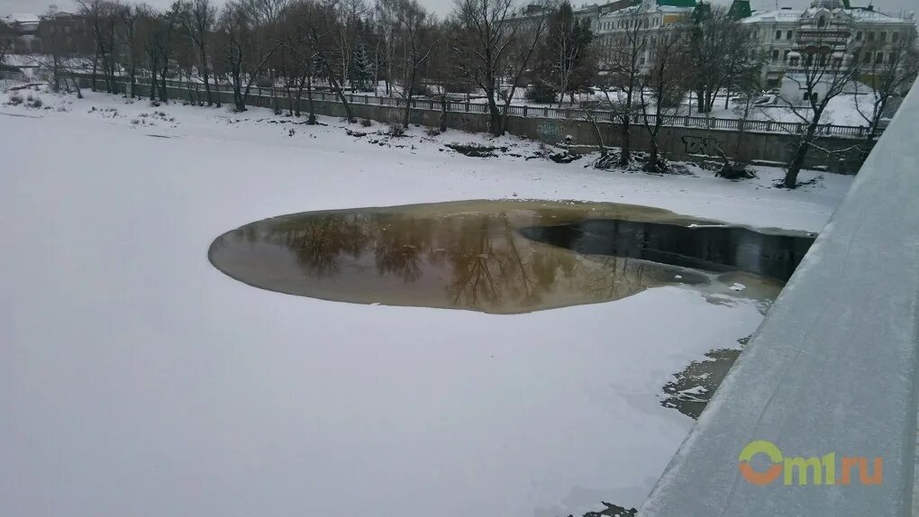 полынья на льду. полунья. полынья замерзла. полынья на озере. пруд зимой.