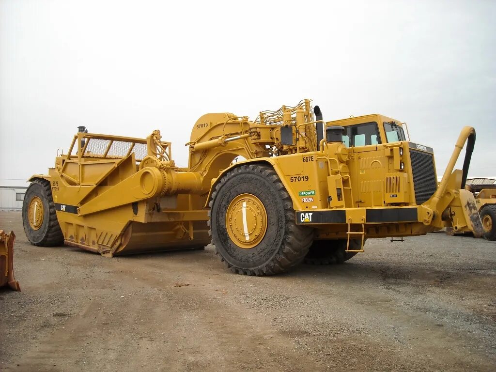 Колесный скрепер Caterpillar 627h. Прицепной скрепер SCR 260s. Скрепер МОАЗ. К 700 скрепер. Скрейпер