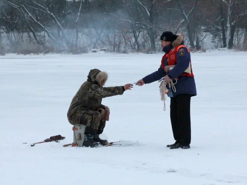 Пензенское водохранилище рыбалка. 8 февраля зимней рыбалки. Мальчик на рыбалке зимой. Зимняя рыбалка фон. Весенний лед опасен.