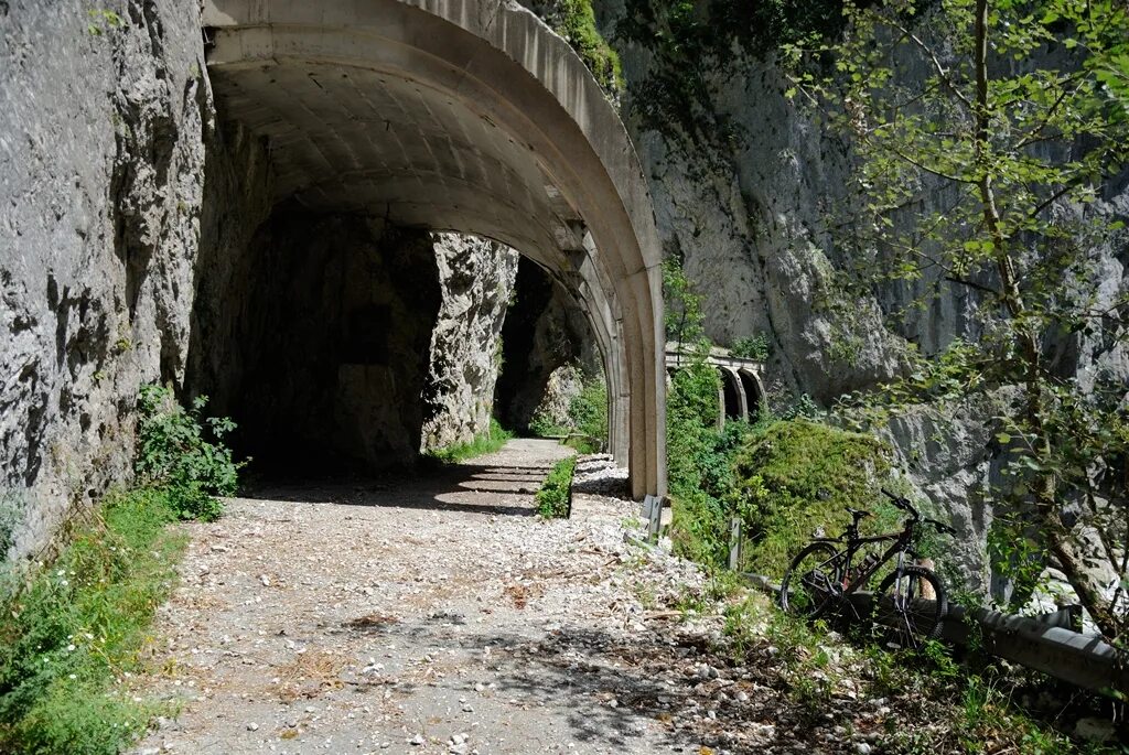 старая краснополянская дорога сочи. старая дорога на красную. старое краснополянское шоссе в ущелье ахцу. старая краснополянская дорога сочи. старая дорога адлер красная поляна.