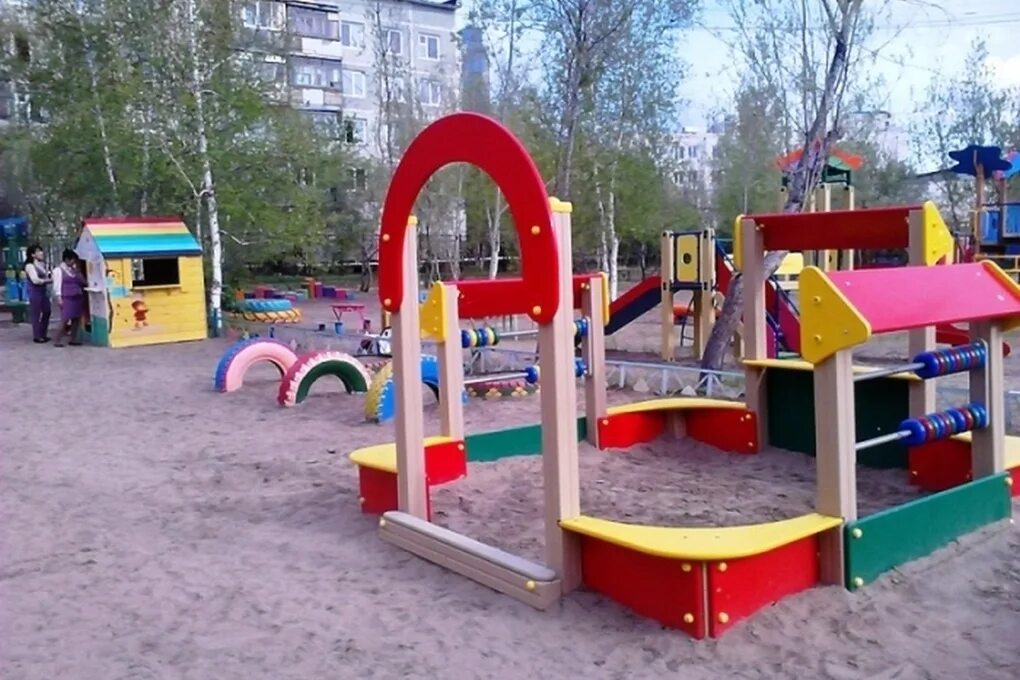 Игровые площадки в детском саду. Игровые площадки в детском саду. Детские площадки в детском саду. Площадка в садике. Современная детская площадка в детском саду.