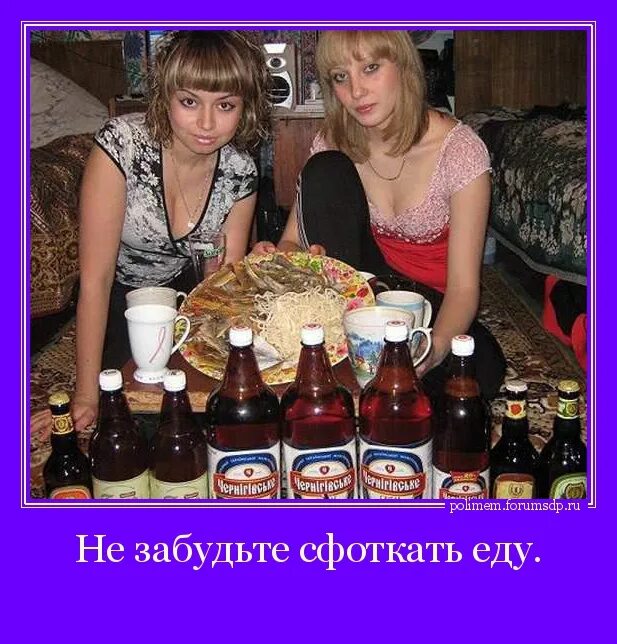 девушка фотографирует. фотосессия дома идеи для девушки. забыла сфотографировать. не забудьте сфоткаться на празднике. задний план для селфи.