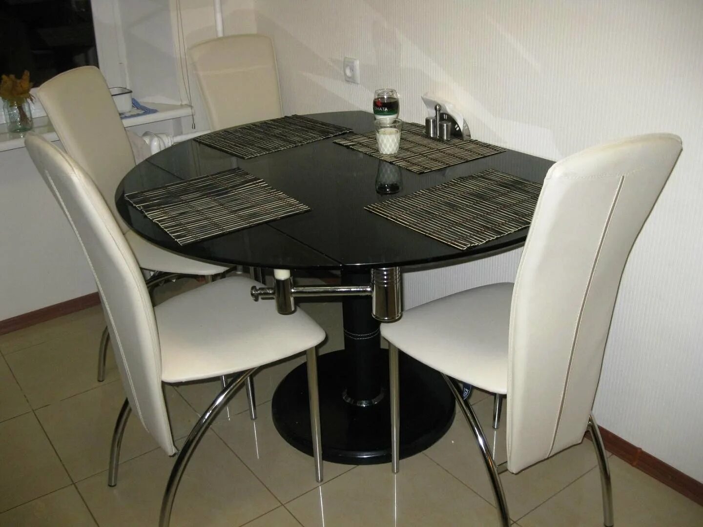 Кухонные столы ру. Стол кухонный. Маленький стол на кухню. Полукруглый стол на кухню. Круглый стол на маленькой кухне.
