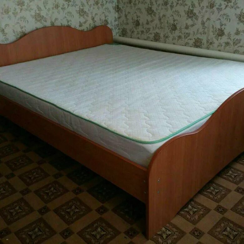 Старая двуспальная кровать. Старая двухместная кровать. Кровать старого образца. Кровать двуспальная старого образца.