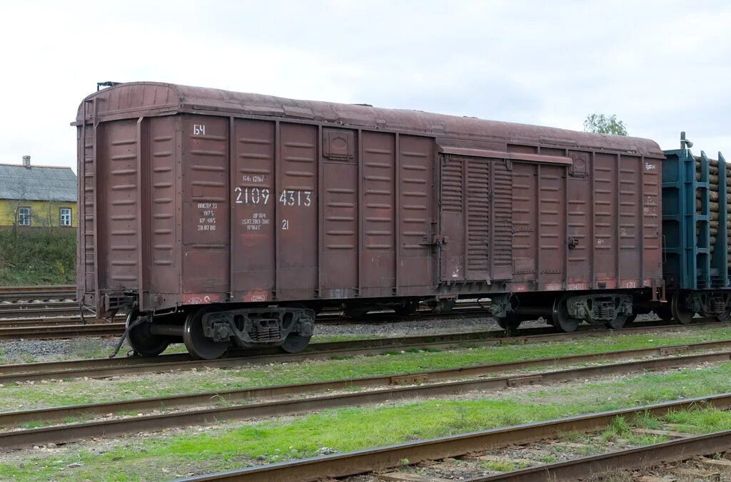Предоставление железнодорожных вагонов. Полувагон 12-132. 12-1704-04 полувагон. Вагон грузовой железнодорожный. Вагон цмгв 250 м/3.