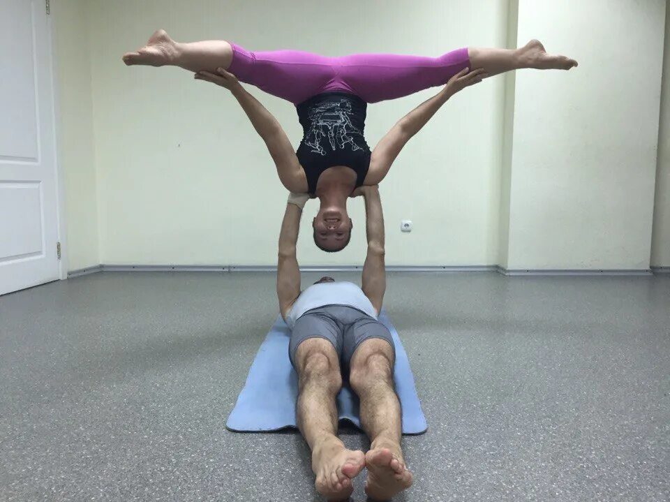 Техника самоотсоса. Duo Acro women Lift. Позы йоги для самоотсоса. Лёгкие позы для самоотсоса.