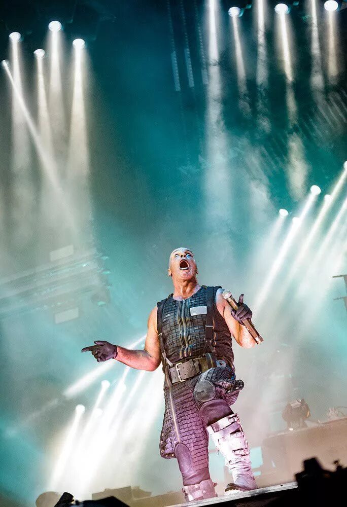Концерт рамштайна 2017. Концерт рамштайна 2017. Rammstein в колизее. Концерт рамштайн в москве. Концерт рамштайна 2017.