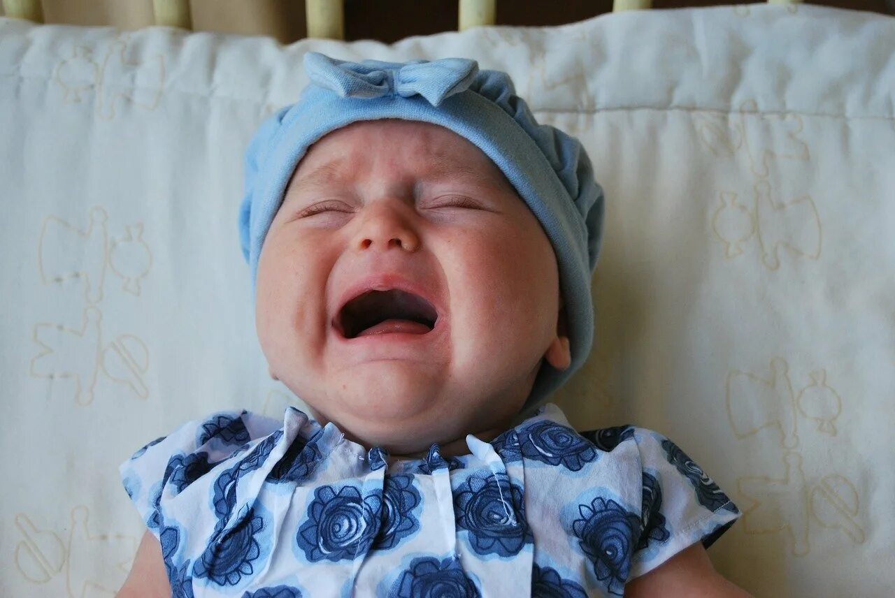 Плачь ребенка при рождении. Ребенок плачет. Плачущий ребенок. Маленький ребенок плачет. Плачущий новорожденный ребенок.