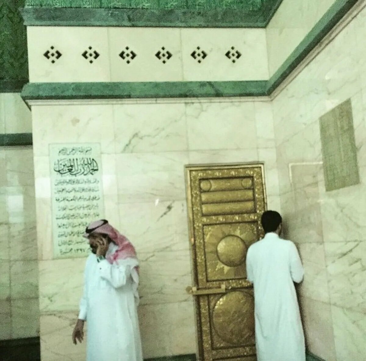 Мусульманский туалет. Мекка мечеть Кааба внутри. Кааба изнутри. Мекка святыня храм Кааба. Храм Кааба в Мекке внутри.