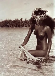 Полинезийские женщины голые.