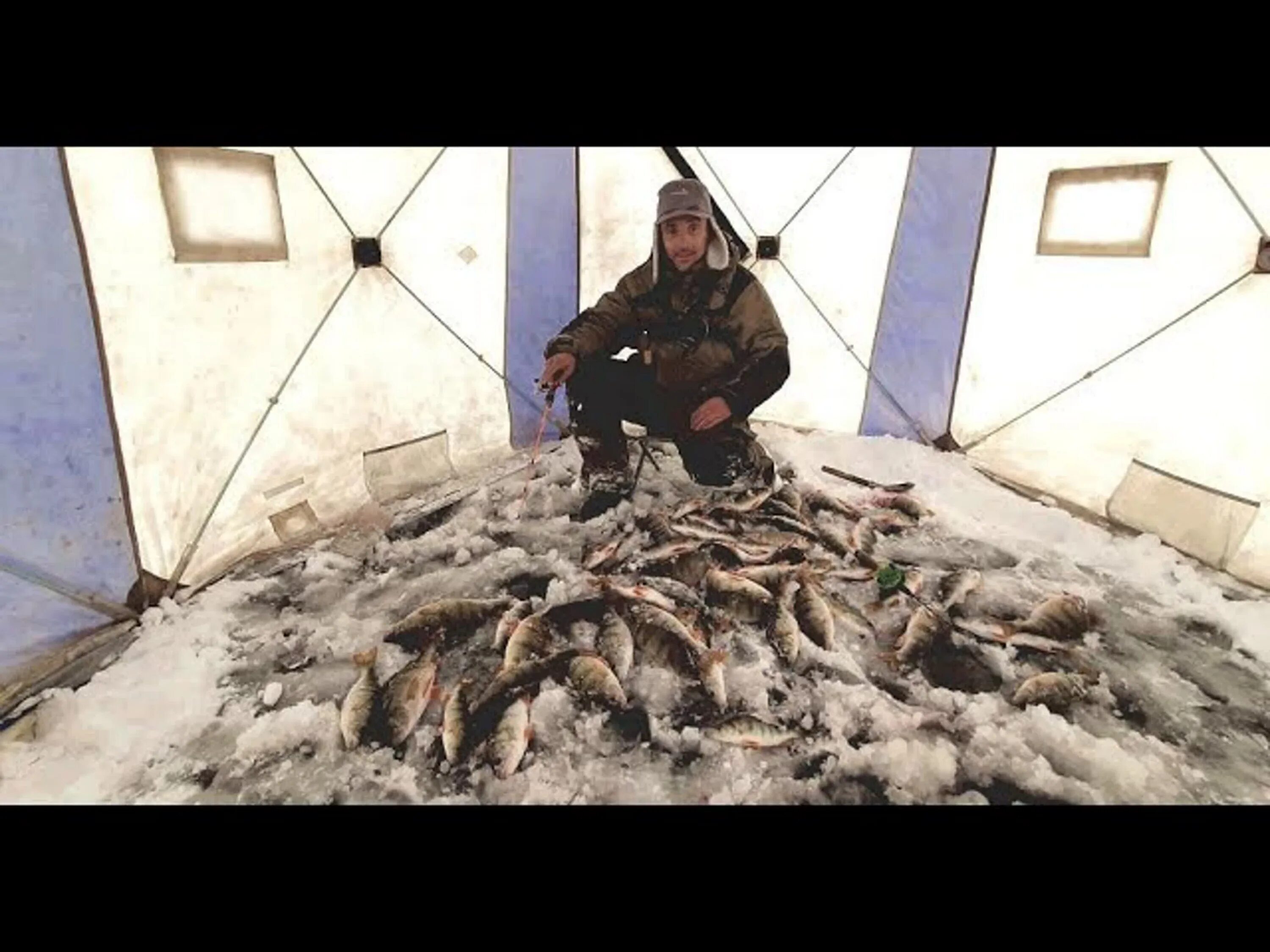 Первый лед 2020 зимняя рыбалка в Якутии. Клёвая рыбалка в Якутии 2021. Первый лед 2020 2021 зимняя рыбалка Якутия. Зимняя рыбалка в Якутии 2021.