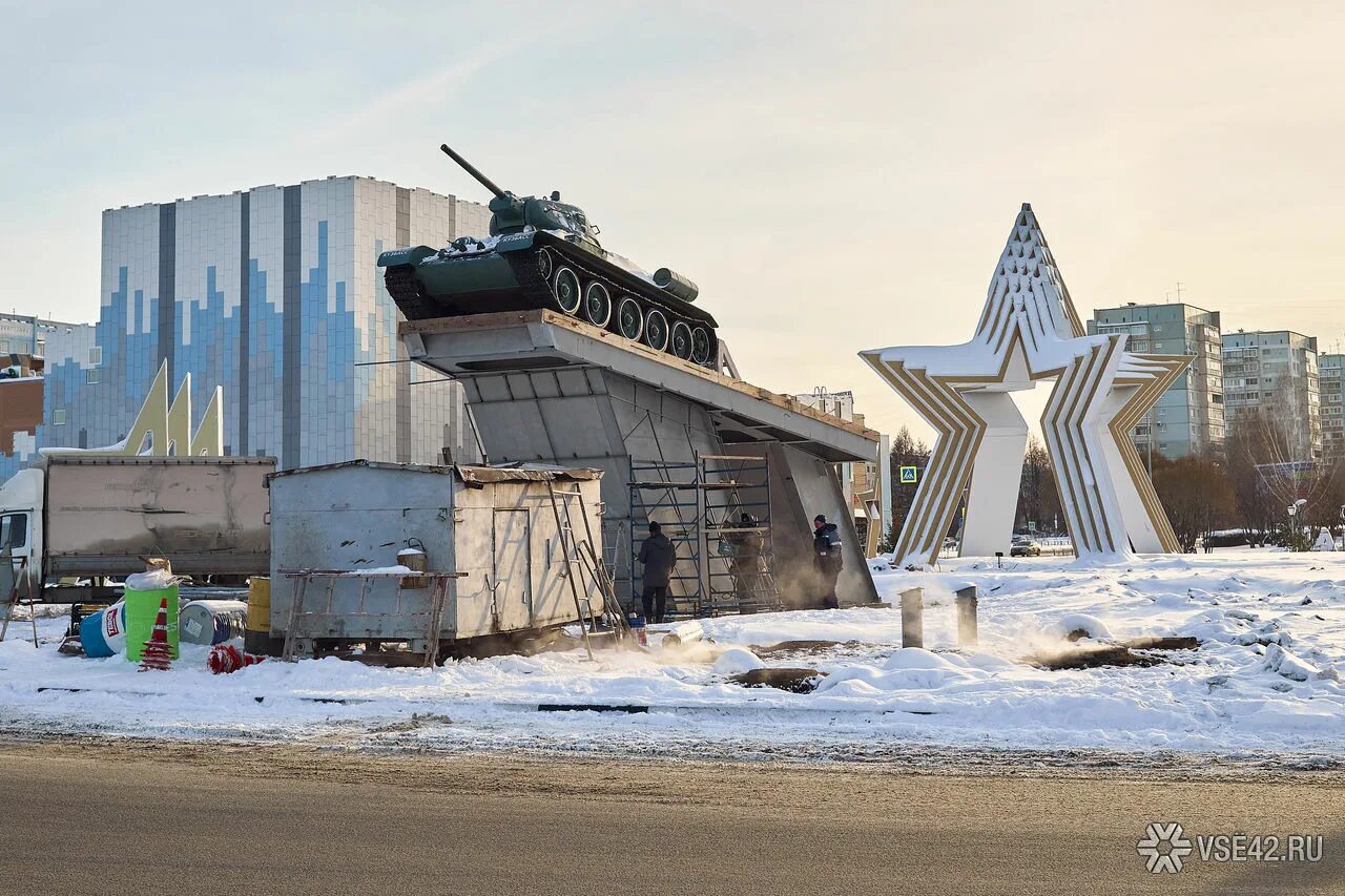 Танк Кемерово. Т34 Кемерово. Танк т 34 Петрозаводск в честь 25 летия. Танк на постаменте Хабаровск Комсомольск на Амуре поселок старт.