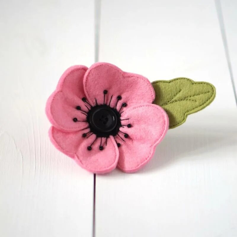 Брошь цветок из фетра. Брошь из фетра цветок. Брошь на фетре цветок. Брошь на фетре цветок. Брошки цветы из фетра своими руками.