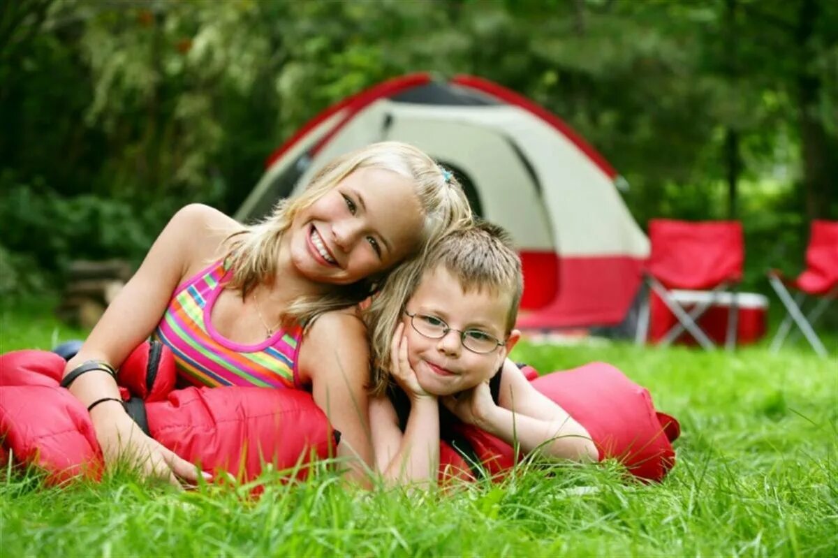 Детский лагерь. Счастливые дети подростки. Подросток гуляет с друзьями. Лето дети. Подросток.