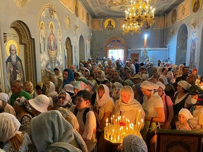 Свято троицкий расписание тюмень. Мощи Сергия Радонежского в Тюмени. Свято Троицкий православный монастырь мощи Сергия Радонежского. Очередь к мощам Сергия Радонежского. Свято-Троицкий монастырь Тюмень священники.