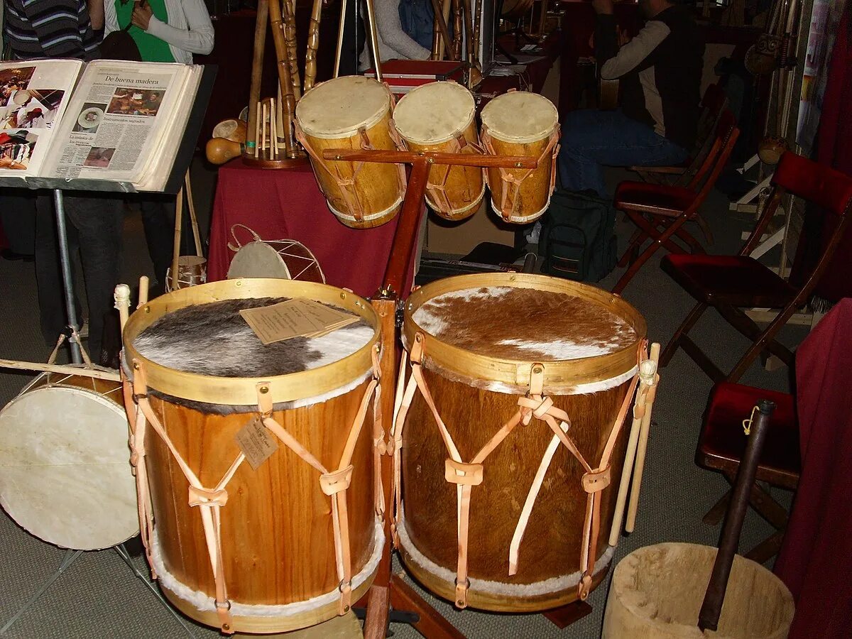 Bombo xxanteria. Бомбо легуэро. Барабаны в древности. Старый барабан. Древний барабан.