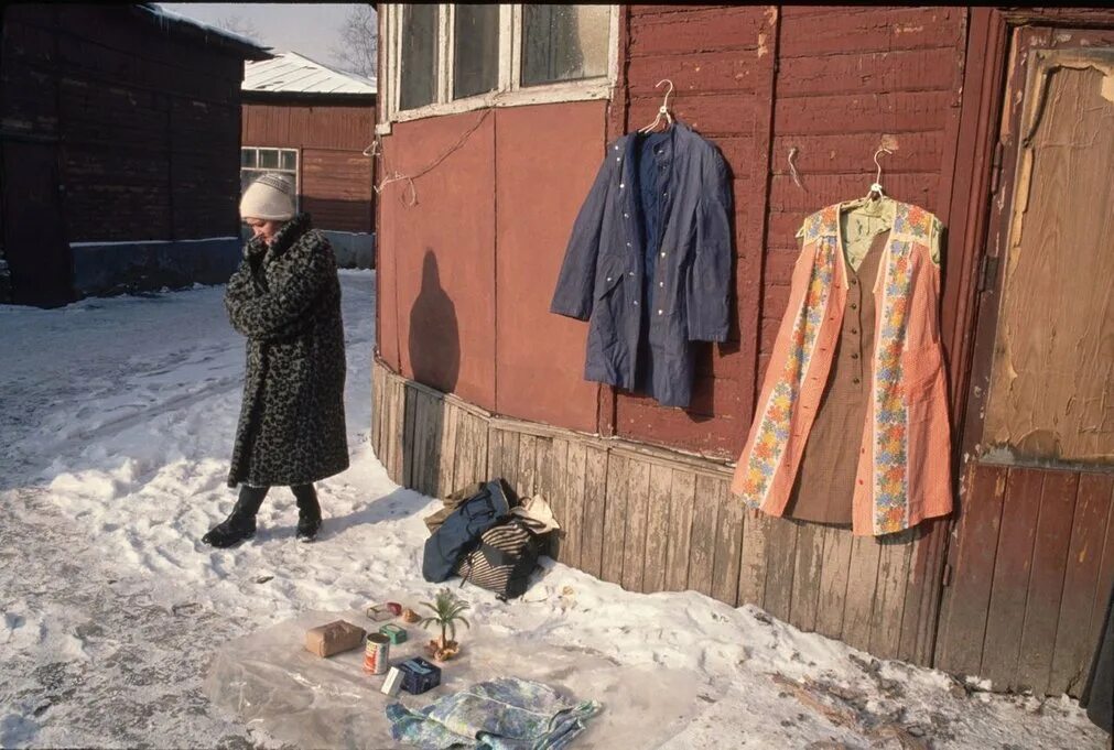 Лихие 1990-е москва. Россия 1992 год. Рижский рынок в 90-х. Нищета в 90е годы россия макдональдс. Жизнь в 1992 году.