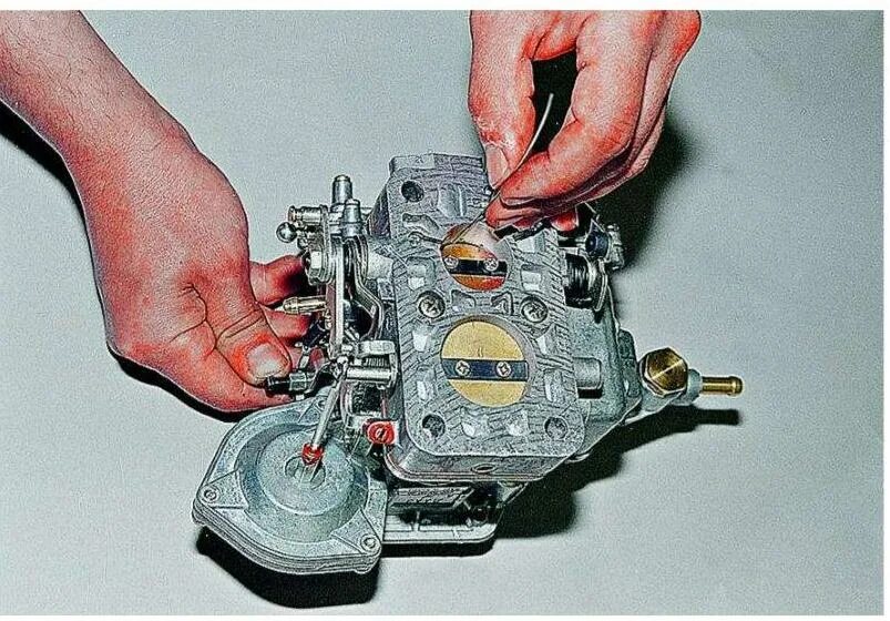 Карбюратор ВАЗ 2106. Заслонка карбюратора ВАЗ 2106. Тяга заслонки карбюратора ВАЗ 2106. Винт оборотов карбюратор ВАЗ 2106.