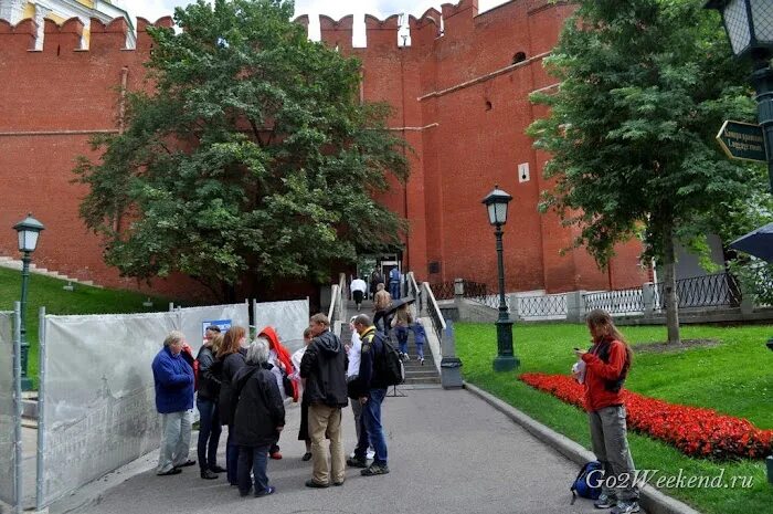 Боровицкие ворота Кремля Оружейная палата. Боровицкие ворота Кремля. Экраны на Боровицкой. Боровицкая башня вход в оружейную палату.