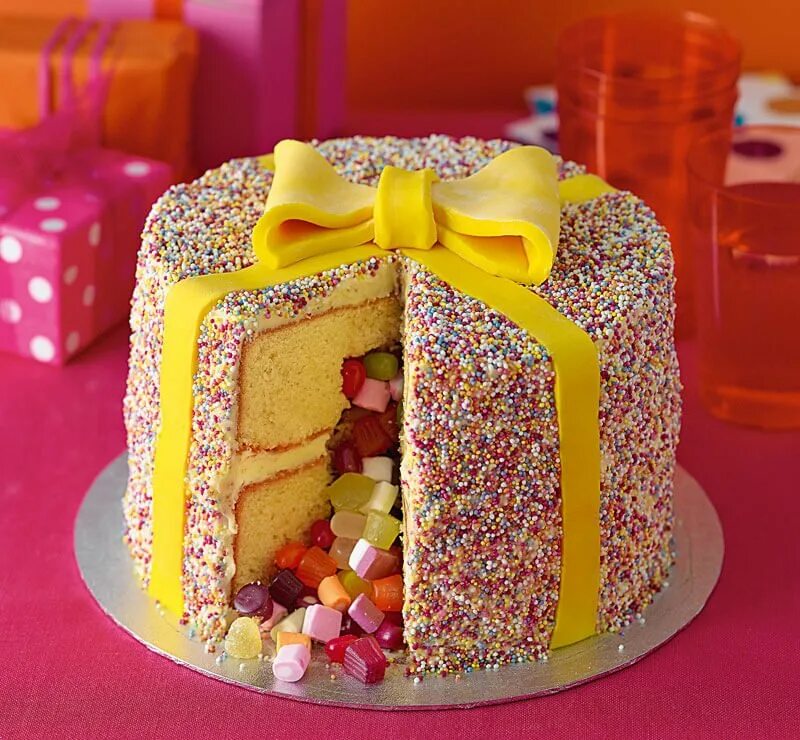 Торты на день рождение фото рецепт. Тортик с сюрпризом внутри. Необычный торт внутри. Американский торт. Тортики необычные домашние.