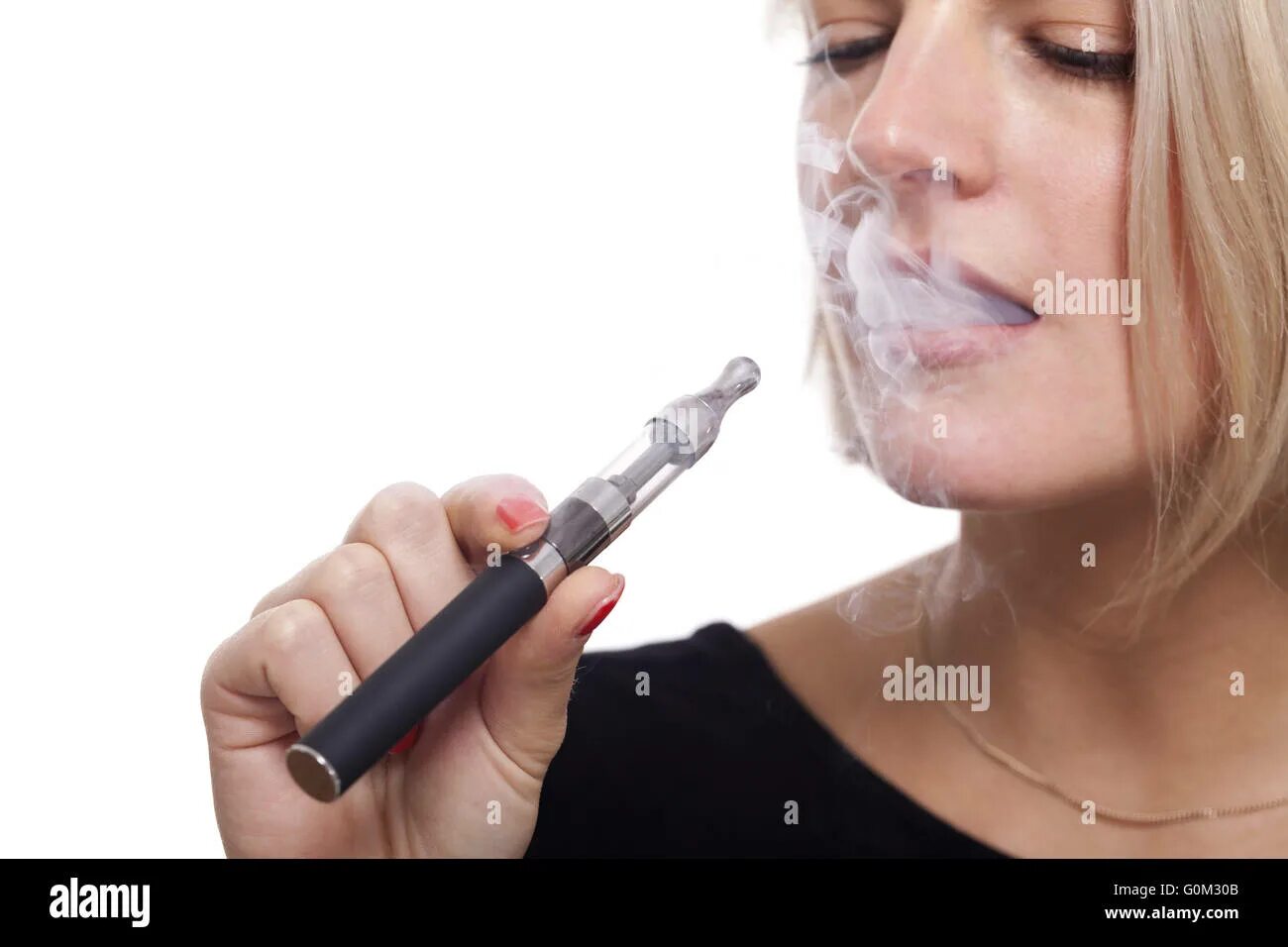 Курильная с женщинами. Электронные сигареты стоковые фото. Woman smoking e cigarette. Alexander Lukatskiy woman smoking Electronic cigarette.