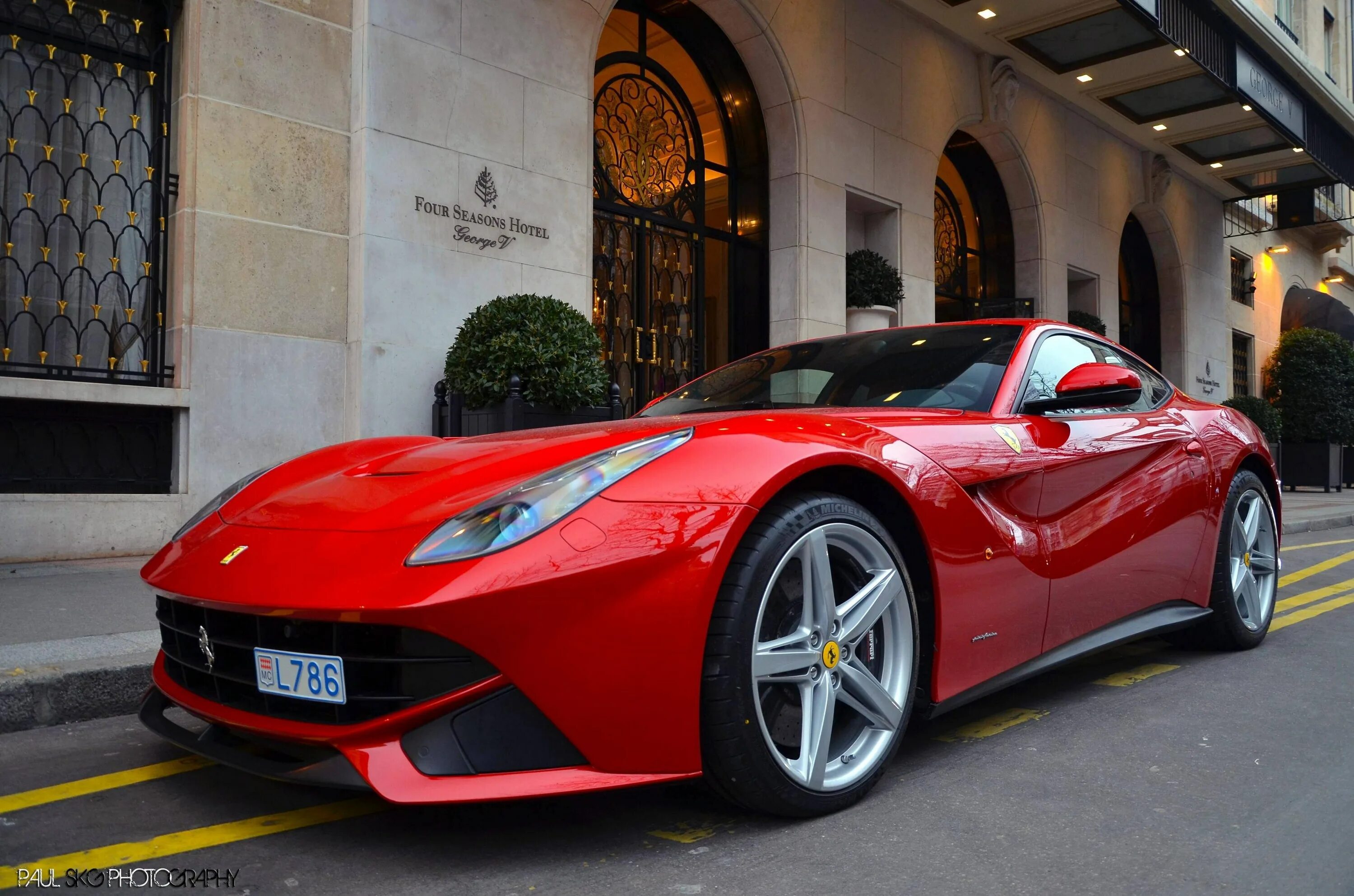Феррари 488 2011. Феррари сколько сил. Ferrari laferrari interior. Феррари парасанг. Ferrari laferrari.