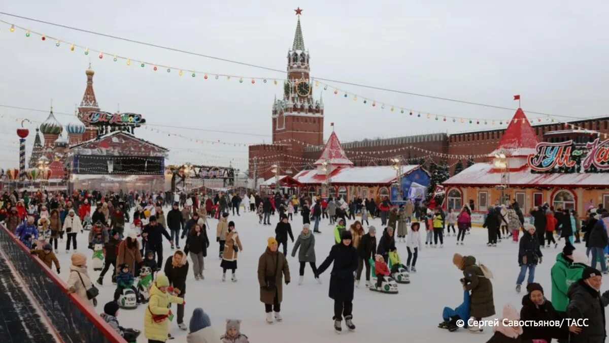 ГУМ-каток Москва 2022. ГУМ каток и ГУМ ярмарка. ГУМ каток 2023. Каток на красной площади 2022. Какое ожидается лето 2024 в москве