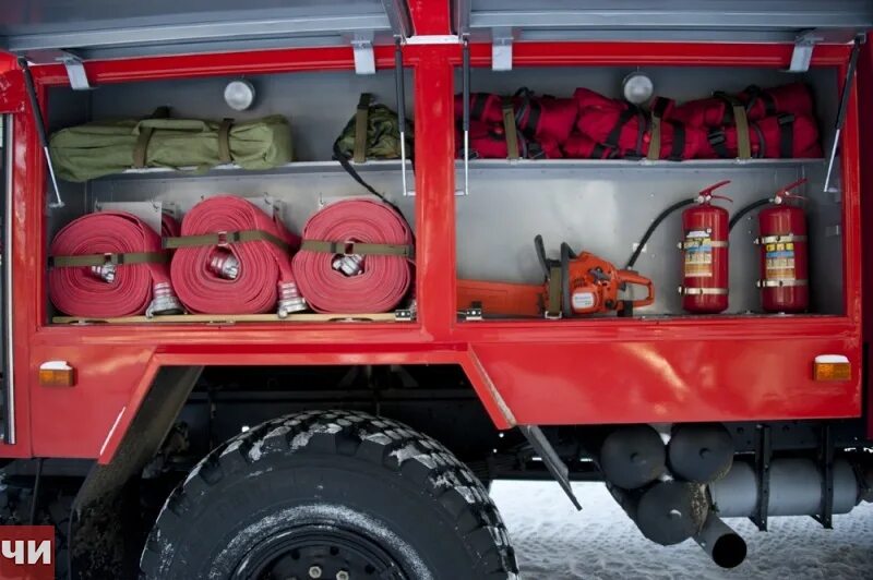 Хранение пожарных автомобилей. ПТВ пожарного автомобиля АЦ-40. ЗИЛ 131 огнетушитель. Отсеки пожарного автомобиля. Оснащение пожарного автомобиля.