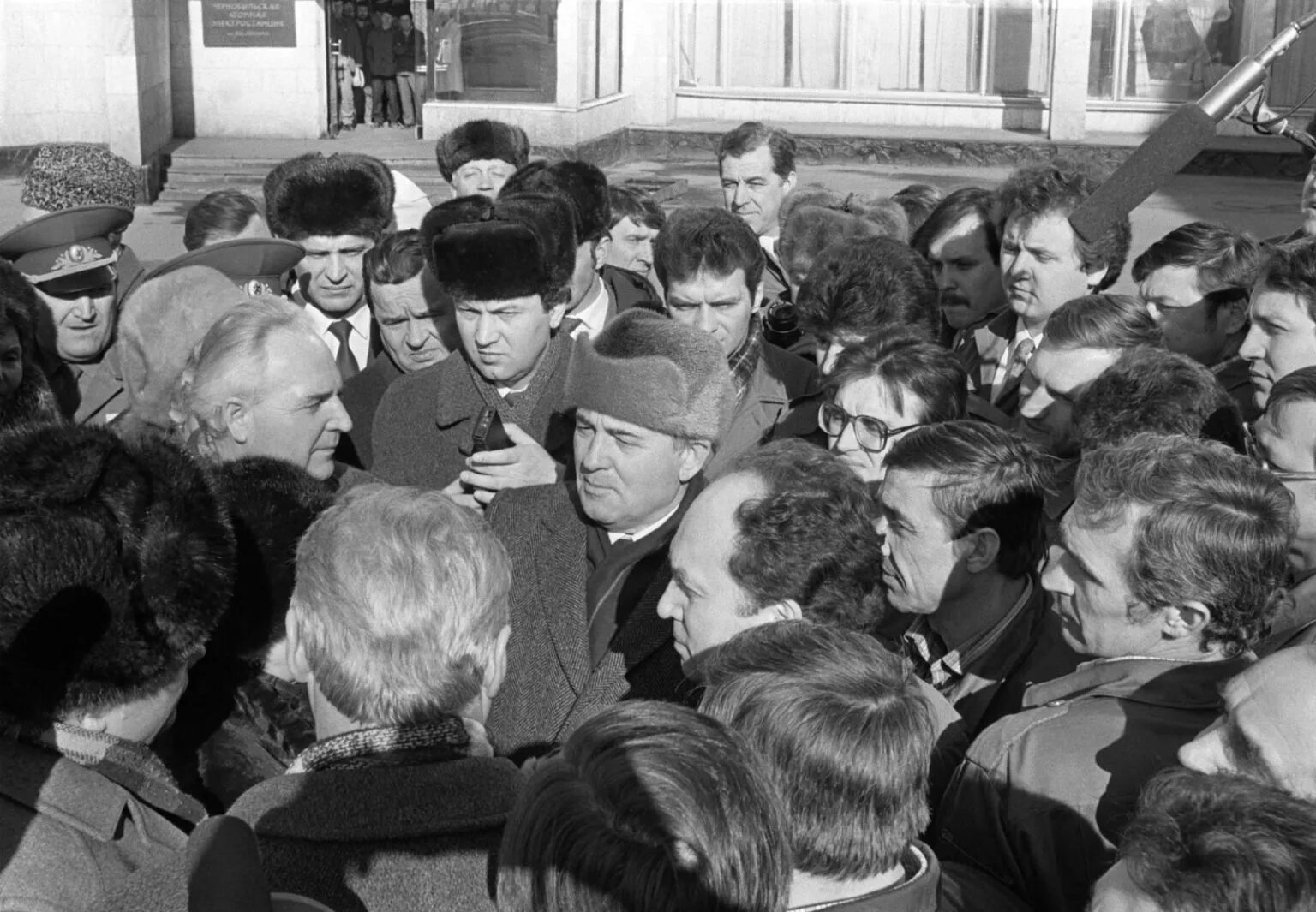 Перестройка фронта. СССР Горбачев в 1985. 1985 Год перестройка. Перестройка люди. Горбачев перестройка.