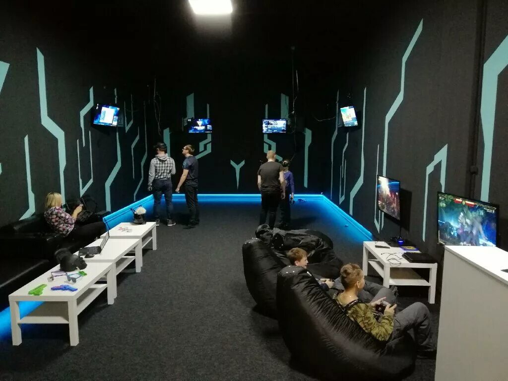 Виртуальная реальность спб. Комната виртуальной реальности. Versus vr новосибирск советская. Дизайн vr клуба. Виртуальная реальность без погружения.